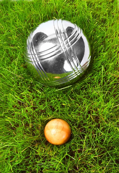 Les boules de bocce sur une herbe verte . — Photo