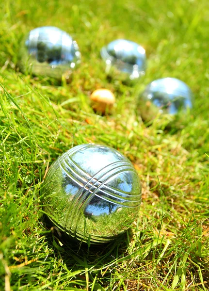 Petanque koulí na zelené trávě. — Stock fotografie