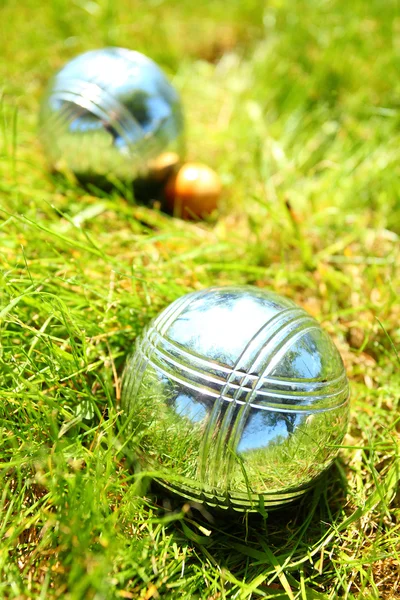 Les boules de bocce sur une herbe verte . — Photo