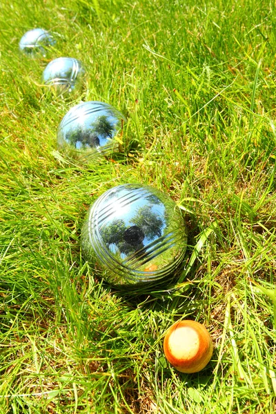 Les boules de bocce sur une herbe verte . — Photo