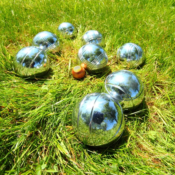 Bocce top yeşil çimen. — Stok fotoğraf