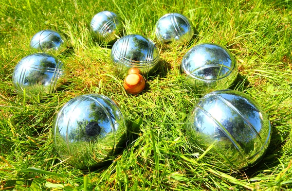 Les boules de bocce sur une herbe verte — Photo