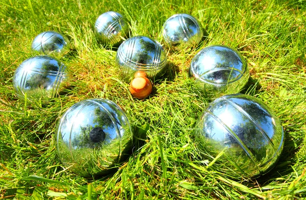 Petanque koulí na zelené trávě — Stock fotografie