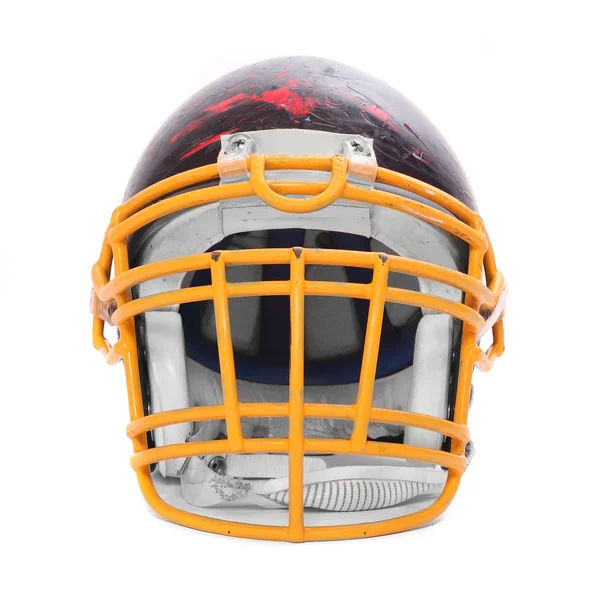 Старый поцарапанный футбольный шлем — стоковое фото