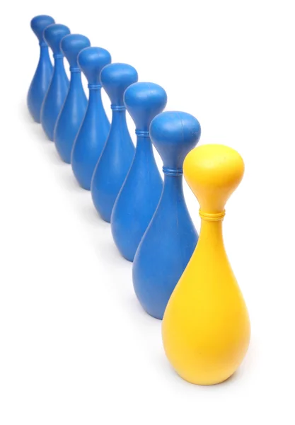 黄色保龄球瓶之间普通的蓝色针 — 图库照片
