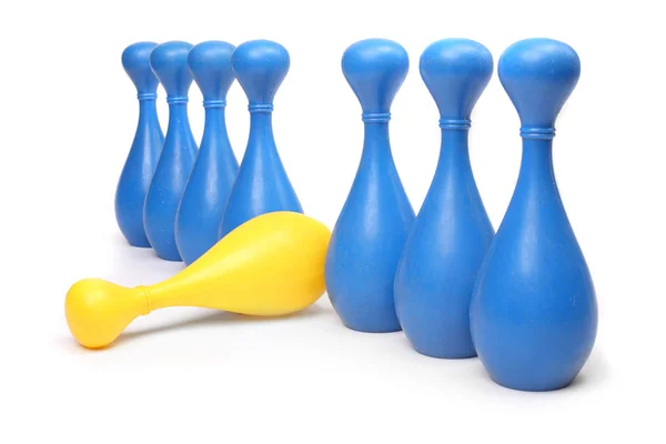 Spilla da bowling gialla tra spilli blu comuni — Foto Stock