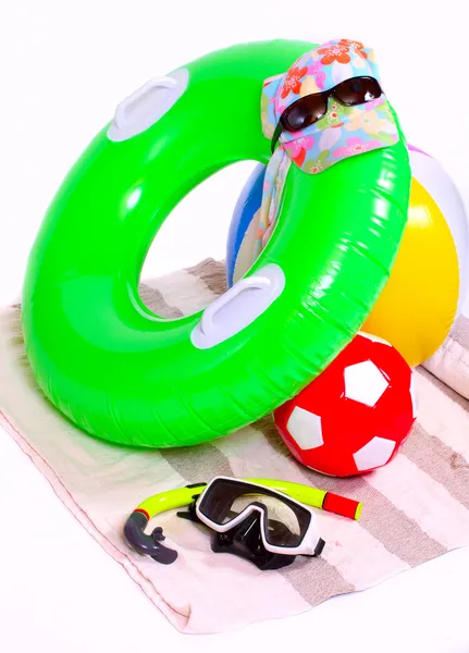 УФ-защитное оборудование и плавающие водяные игрушки на белом фоне . — стоковое фото