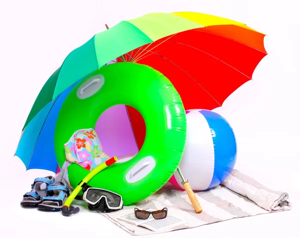 Équipement de protection UV et jouets flottants sur fond blanc . — Photo