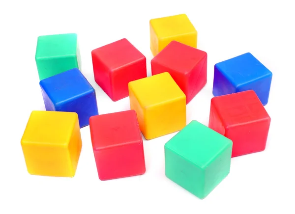 Cubos de plástico coloridos sobre um fundo branco . — Fotografia de Stock