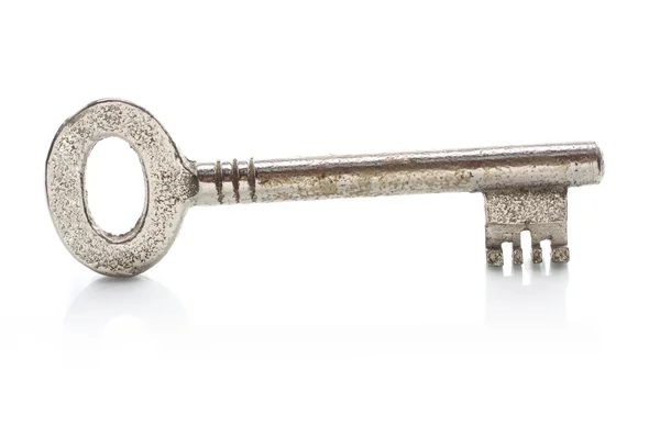 Starý klíč od domu na bílém pozadí. — Stock fotografie