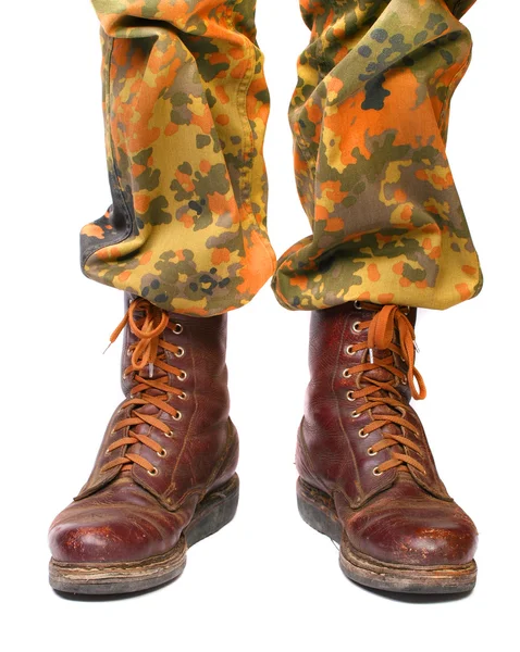 Patas de soldado en viejas botas de combate paracaidistas del ejército — Foto de Stock