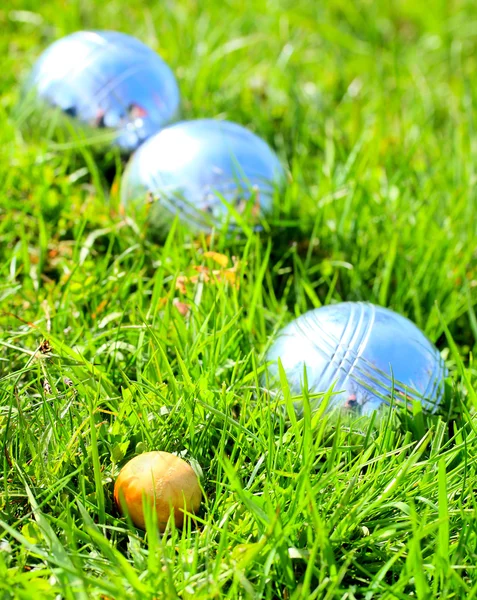 Balle de pétanque sur une herbe verte — Photo