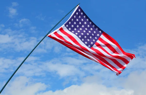 Bandera americana ondeando contra el cielo azul. — Foto de Stock