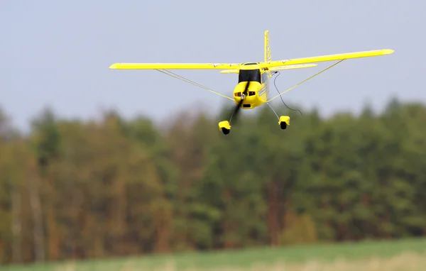 Hausgemachtes Funkfernsteuerungsflugzeug mit Elektromotor. — Stockfoto