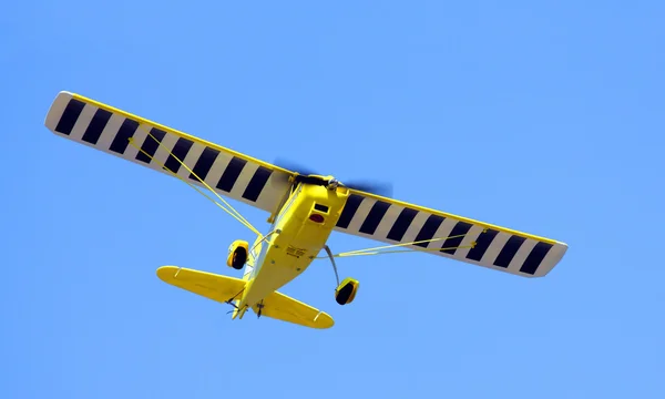 Aeromobile di controllo radio fatto in casa con motore elettrico . — Foto Stock