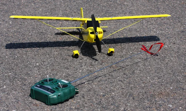 Самолет радиоуправления с электродвигателем на взлетно-посадочной полосе . — стоковое фото