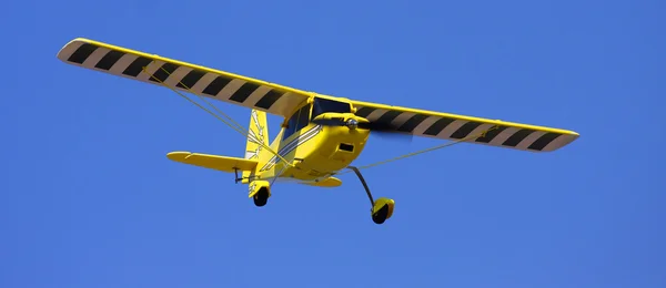 Hausgemachtes Funkfernsteuerungsflugzeug mit Elektromotor. — Stockfoto
