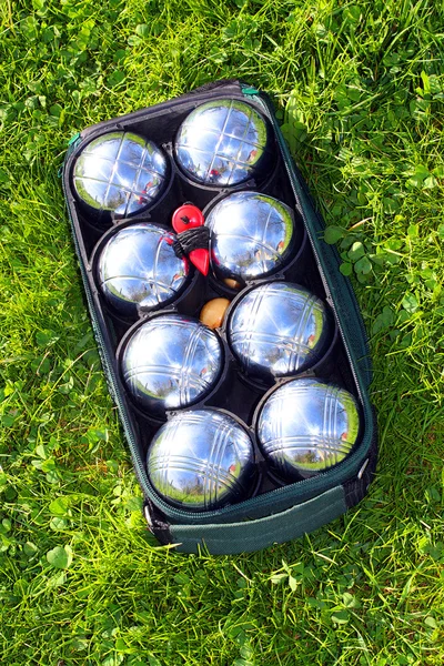 Jeu de boules-ballen op een groen gras. — Stockfoto