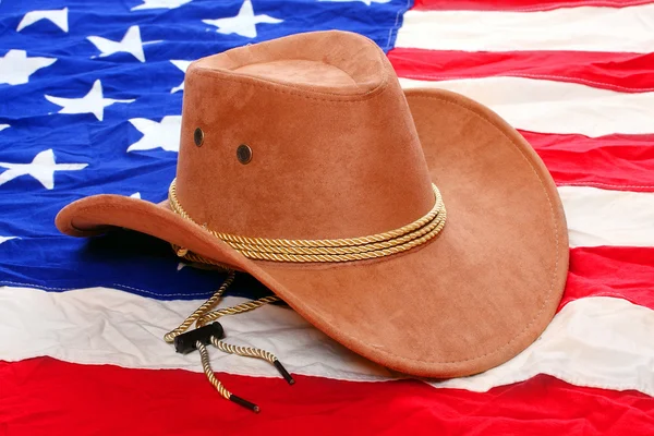Sombrero de cuero marrón en bandera americana — Foto de Stock
