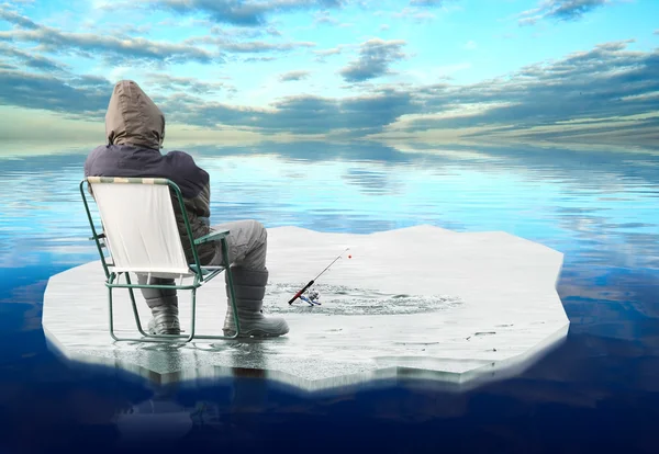 Un pêcheur flottant sur l'iceberg. Concept de dégel de glace printanier . — Photo