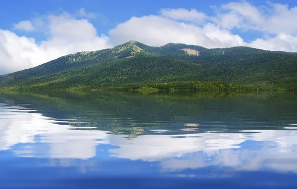 Lago e Colinas — Fotografia de Stock