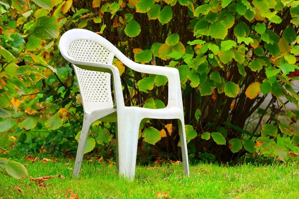 Židle trávě — Stock fotografie