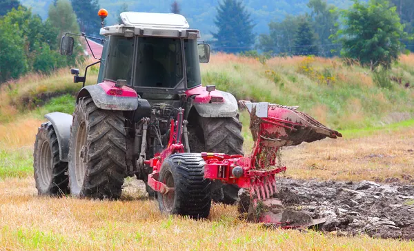 Traktor plöjning fältet — Stockfoto