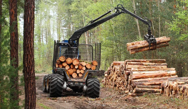 La mietitrice che lavora in una foresta. — Foto Stock