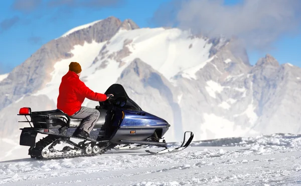 Uomo su una motoslitta — Foto Stock