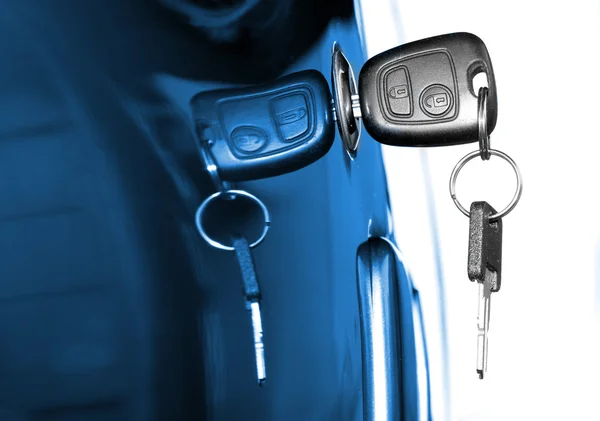 Key at blue car doors — Stock Photo, Image