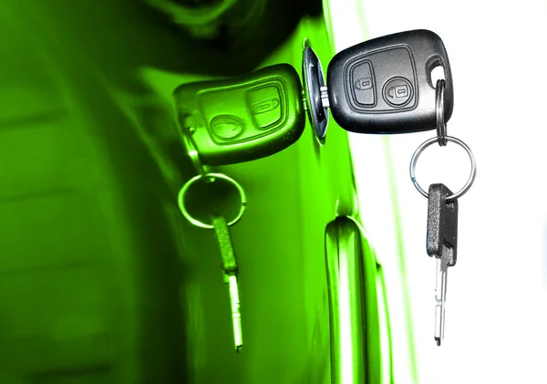 Key at green car doors — Stock Photo, Image