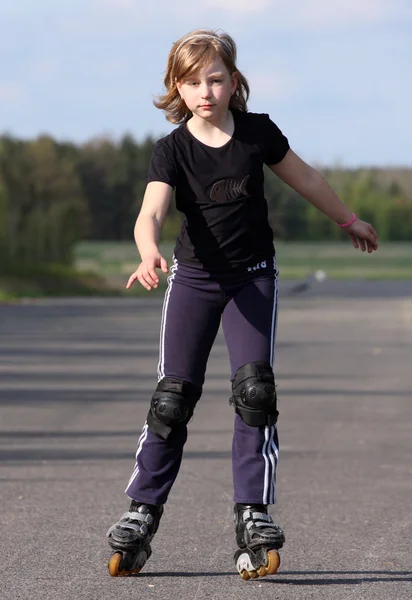 Chica patinadora —  Fotos de Stock