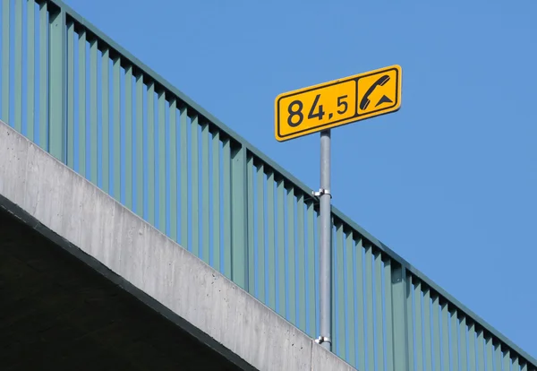 Most i znak — Zdjęcie stockowe