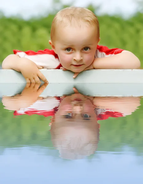 Junge in der Nähe von Schwimmbad — Stockfoto