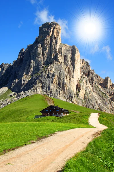 Sunny valle alpina — Foto Stock