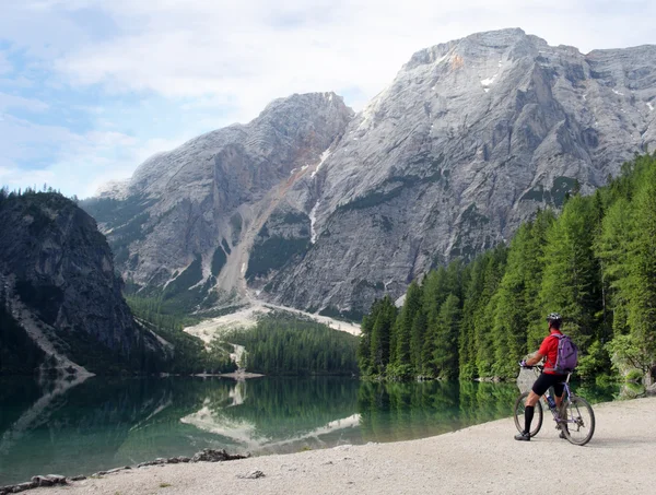 Lago da Montanha Lago di Braies — Fotografia de Stock