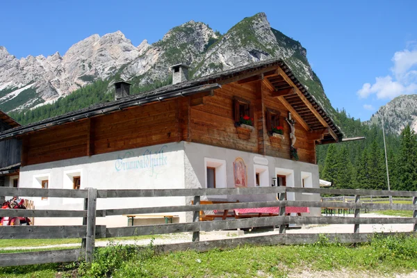 Agriturismo in Dolomiti Montagne — Foto Stock
