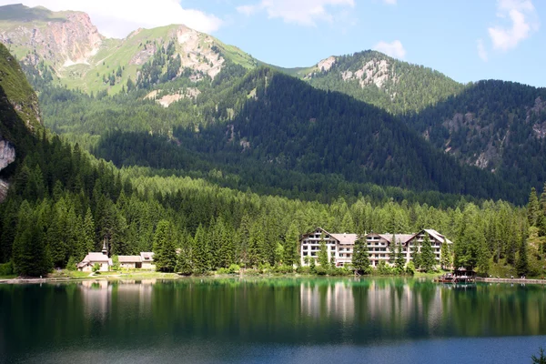 Jezero Misurina v dolomiti — Stock fotografie