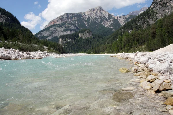 Boite річка в горах dolomiti — стокове фото