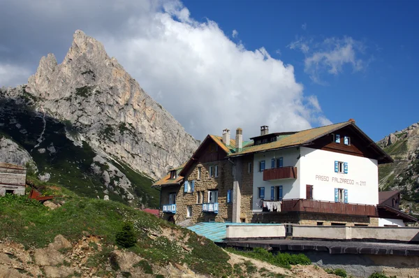 Çiftlik dolomiti dağlar — Stok fotoğraf