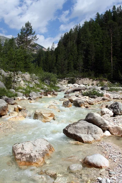 Boite rivier in dolomiti bergen — Stockfoto