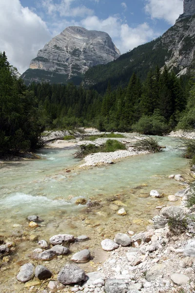 Boite floden i dolomiti mountains — Stockfoto