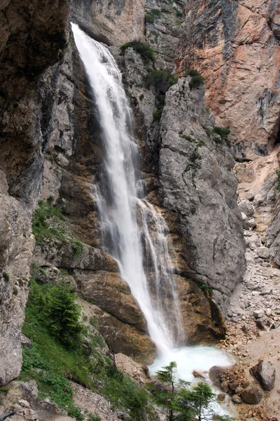 La cascada más grande de las montañas Dolomiti —  Fotos de Stock