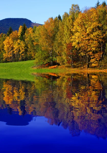 Lago da montanha alpina — Fotografia de Stock