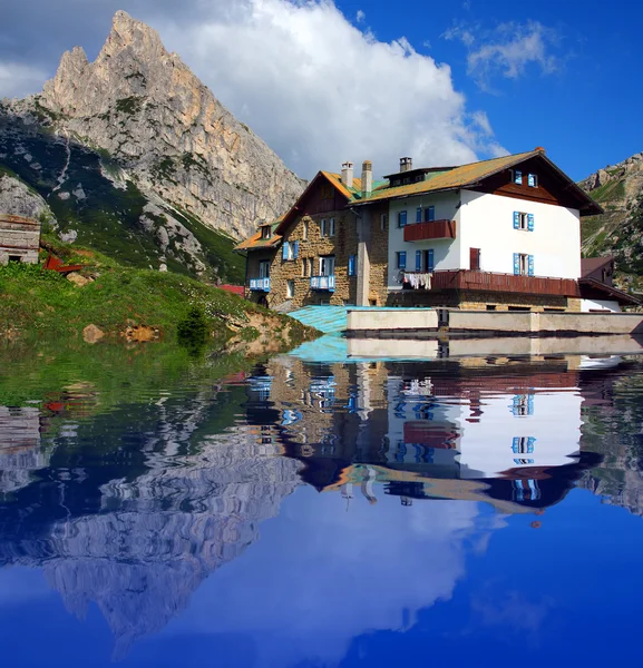 Lago da montanha alpina — Fotografia de Stock