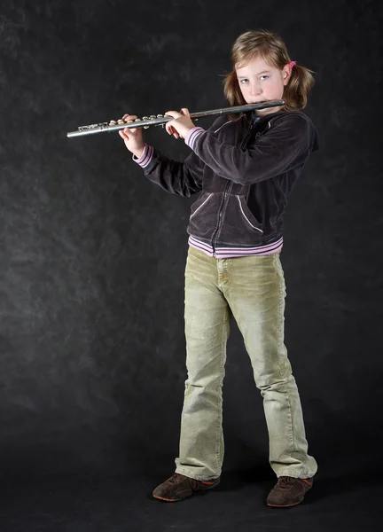 Chica joven tocando la flauta —  Fotos de Stock