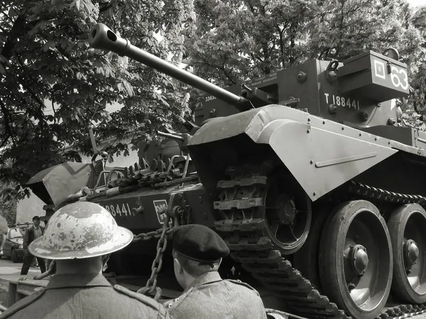 Tanque y soldados —  Fotos de Stock