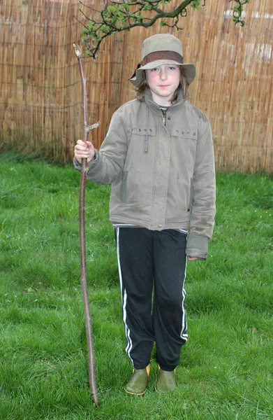 Meisje met stok — Stockfoto