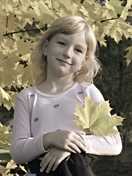 Herfst meisje met blad — Stockfoto