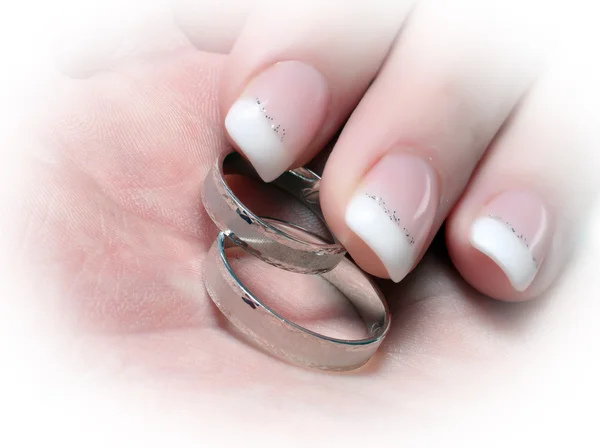 Eheringe und schöne weibliche Finger — Stockfoto